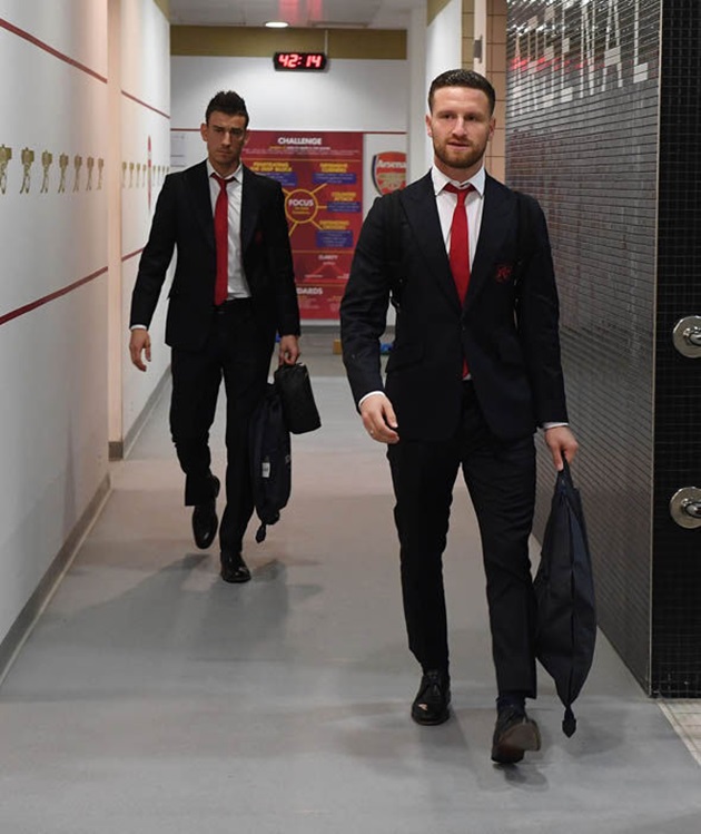 Cặp trung vệ Shkodran Mustafi và Laurent Koscielny đến rất sớm. Ảnh: Express.