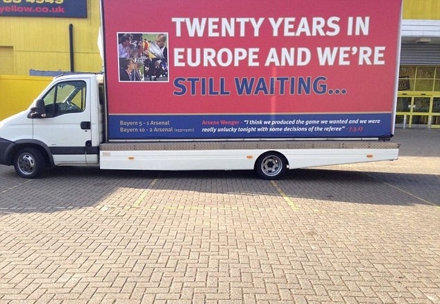 Chiếc xe tải được CĐV Arsenal thuê để 'tẩy chay' Wenger. Ảnh: Daily Mail.