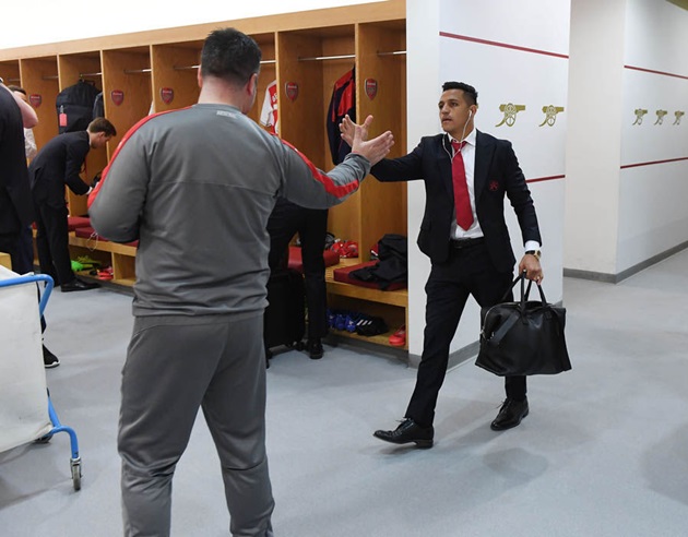 Alexis Sanchez bắt tay với nhân viên Paul Akers. Ảnh: Express.