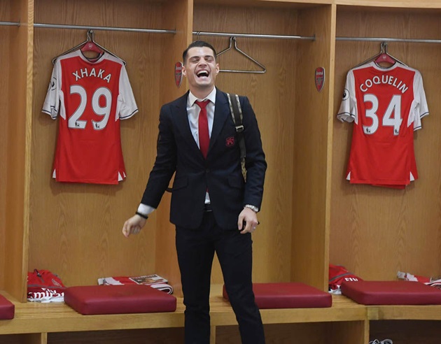 Thậm chí anh còn khuấy động không khí cho các đồng đội. Ảnh: Express.