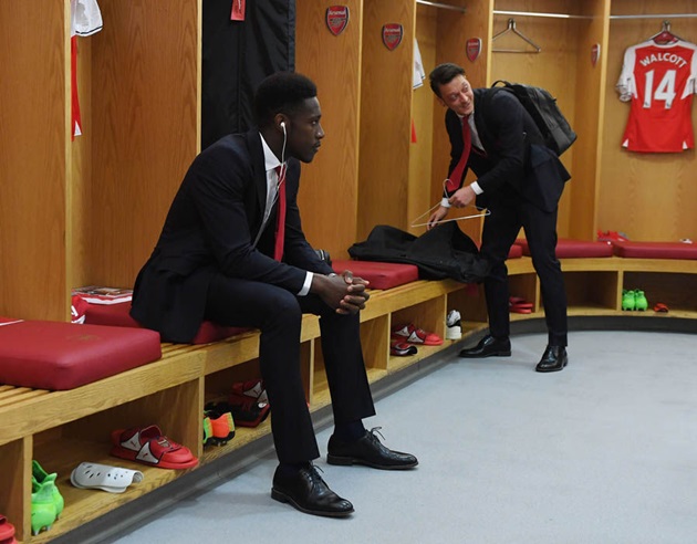 Hai sắc thái khác nhau của Danny Welbeck và Mesut Oezil. Ảnh: Express.