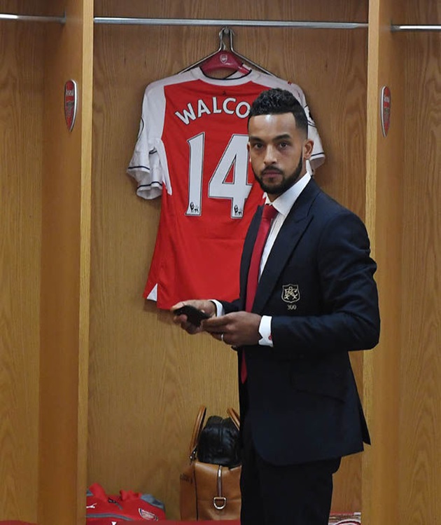 Theo Walcott tỏ ra khá nghiêm nghị. Ảnh: Express.