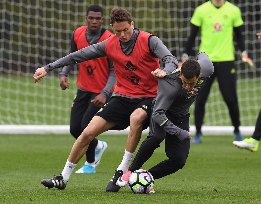 Nemanja Matic trong một pha tranh chấp với Eden Hazard. Ảnh: Express.