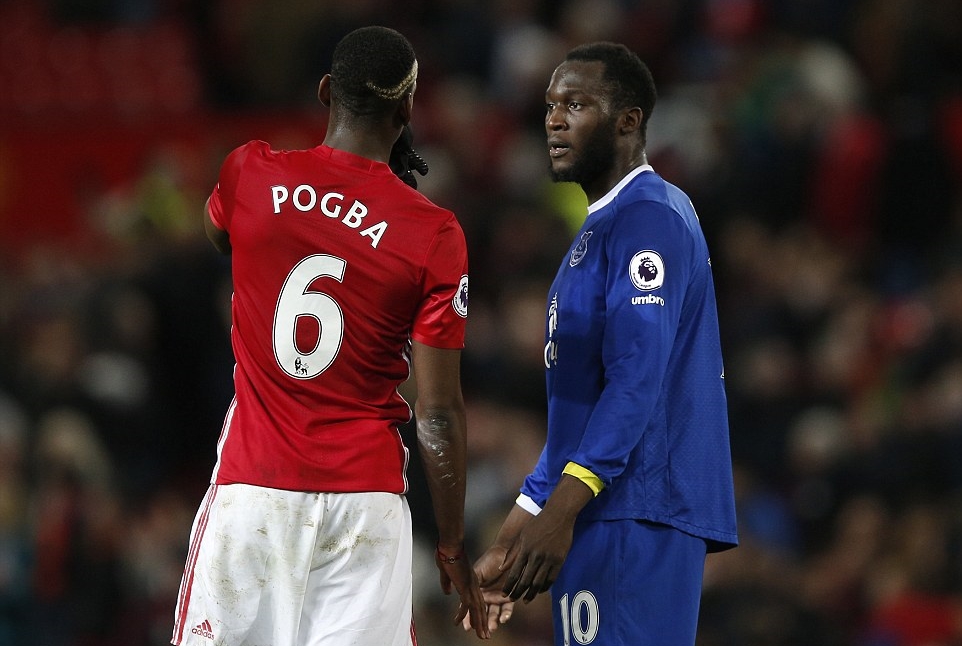 Paul Pogba trò chuyện cùng bạn thân Romelu Lukaku sau trận đấu. Ảnh: Daily Mail.
