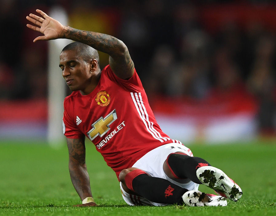 Ashley Young - 5 - Chơi dưới sức, bị thay ra ở phút 65. Ảnh: Express.