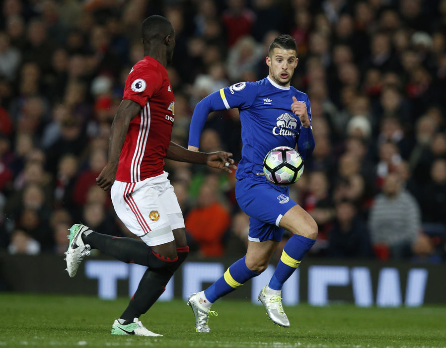 Eric Bailly - 6 - Người chơi hay nhất trong hàng thủ không hiệu quả trước Everton. Ảnh: Express.