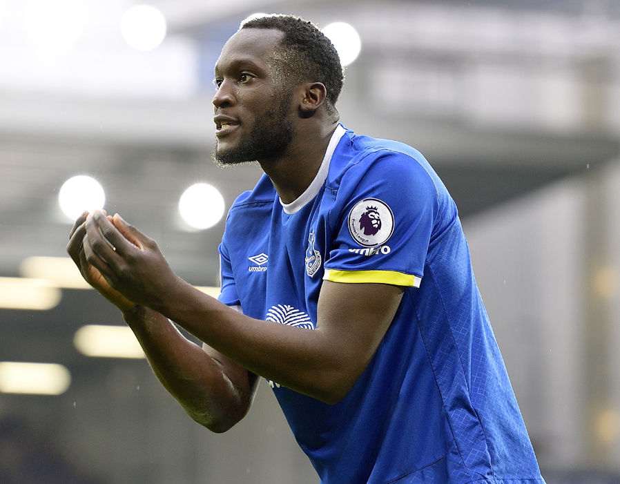 Romelu Lukaku (Everton) - 'Hàng thải' một thời của Chelsea đang khiến nhiều đội bóng lớn phát sốt và muốn chiêu mộ. Tiền đạo người Bỉ đang là đối trọng của Kane trong cuộc đua ghi bàn mùa này. Ảnh: Express.