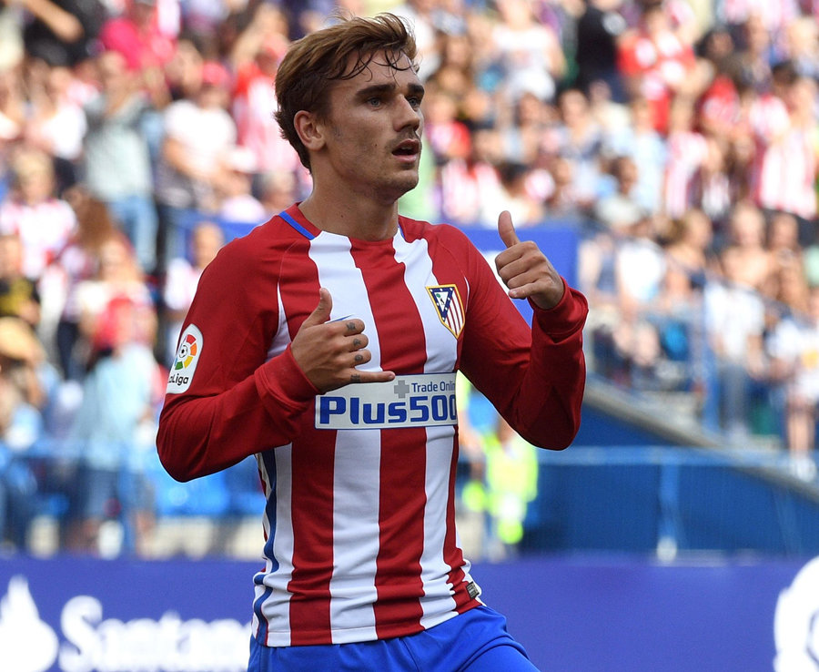 Antoine Griezmann - Atletico Madrid - Mặc cho những tin đồn liên quan đến Manchester United, Real vẫn muốn chiêu mộ Griezmann, dù vậy, họ phải đối mặt với hiệp ước không chiêu mộ cầu thủ của đội bóng cùng thành phố. Ảnh: Daily Star.