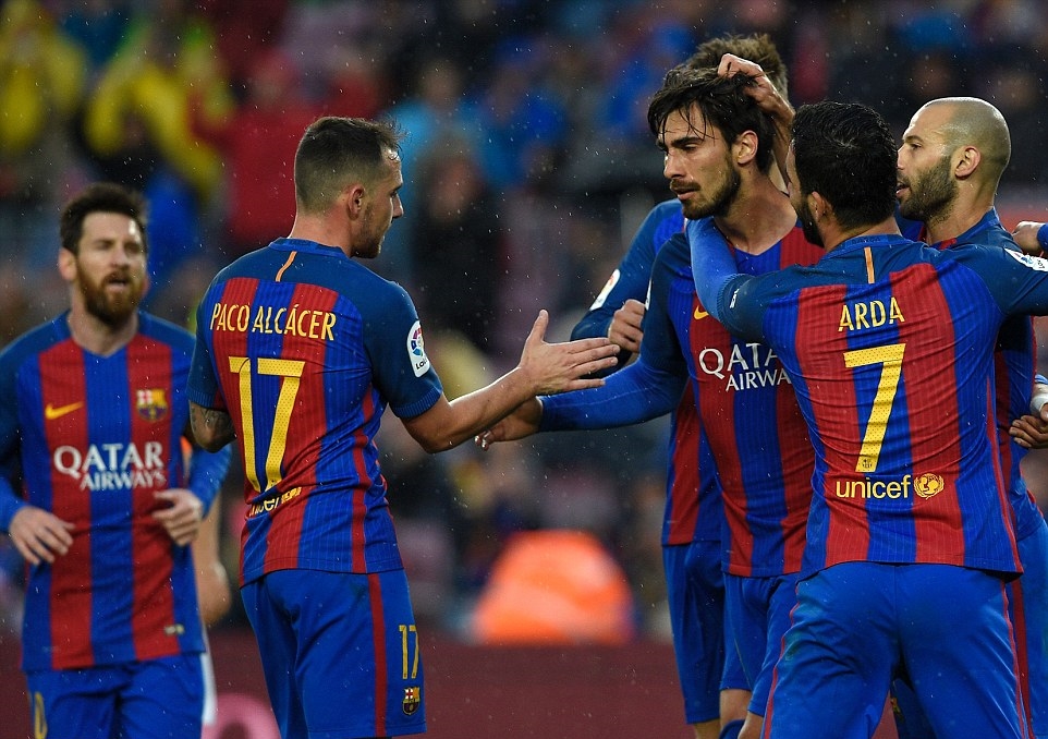 Alcacer và Gomes cũng có riêng mỗi người một cú đúp. Ảnh: Daily Mail.