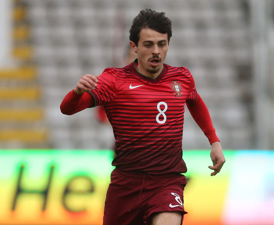 Silva tiếp tục thi đấu ấn tượng ở UEFA European U19 Championship 2013 với Bồ Đào Nha. Anh được vinh danh vào đội hình tiêu biểu của giải đấu năm đó cùng với Hector Bellerin, Anthony Martial và Aymeric Laporte. Ảnh: Daily Star.