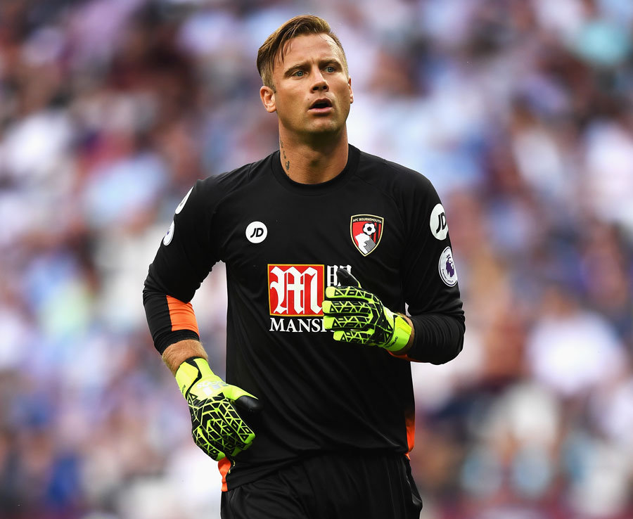 4. Artur Boruc - Bournemouth - 37 tuổi, 69 ngày. Ảnh: Daily Star.