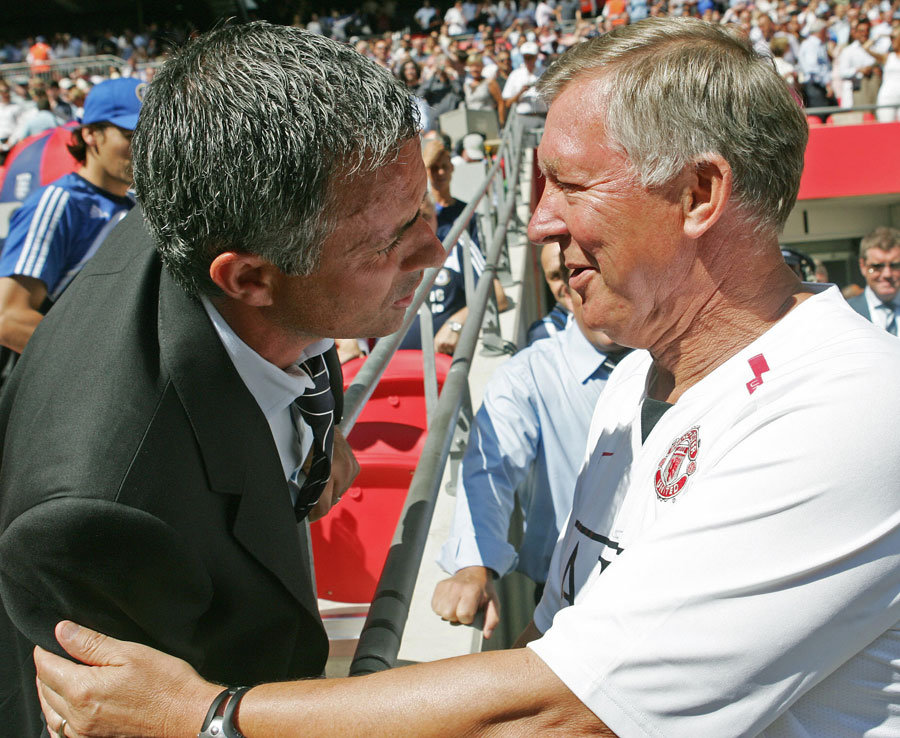 Mourinho có thành tích đối đầu rất tốt với Sir Alex Ferguson, ông thắng 7, hòa 6 và thua chỉ 3 trận trước HLV huyền thoại của Quỷ đỏ. Trong khi đó, Wenger thua 22 trận trong 45 lần gặp Sir Alex, Arsenal của ông cũng chỉ thắng 1 trong 12 lần gần nhất chạm trán M.U dưới thời cựu chiến lược gia người Scotland. Ảnh: Daily Star