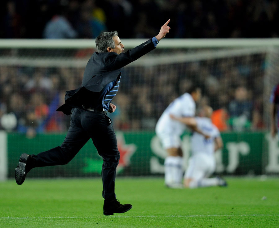 Mourinho có nhiều chiến thuật đặc biệt trong những trận cầu lớn. Sở trường phòng ngự được đặt lên hàng đầu, thậm chí bị chỉ trích tiêu cực nhưng ông vẫn kiên định và mang lại thành công một cách thực dụng nhất. Wenger vẫn chưa cho thấy sự ổn định đó trong nhiều năm qua. Ảnh: Daily Star