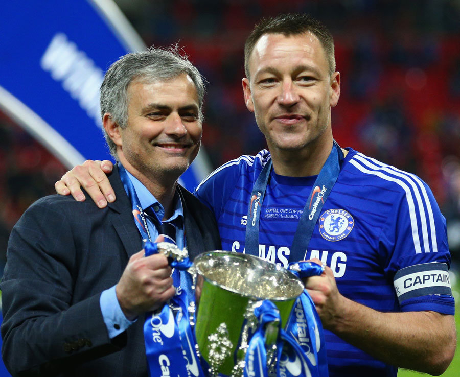 Mourinho không ngại làm việc với những cầu thủ có cái tôi rất lớn, bởi ông cũng là người có cá tính mạnh mẽ. Mourinho đã thể hiện rất tốt với những cầu thủ lớn như Ronaldo, Terry, Ibrahimovic,… Wenger nhiều lần bị chỉ trích vì không trị nổi những học trò ngang tàng và mạnh mẽ như Adams hay Vieira. Ảnh: Daily Star