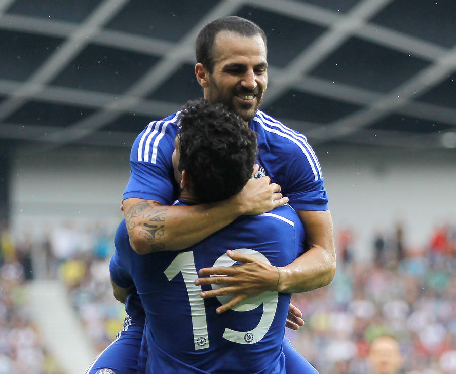 Mourinho có thể khiến đội bóng bạo chi, nhưng ông làm điều đó cực kỳ quyết đoán và biết tiêu tiền để mang về danh hiệu. Việc chiêu mộ Fabregas và Costa tại Chelsea là một ví dụ. Ngược lại, Wenger giúp đội bóng kiếm được rất nhiều tiền nhưng cách ông tiêu tiền trên thị trường chuyển nhượng khiến không ít NHM Pháo thủ nổi nóng. Ảnh: Daily Star