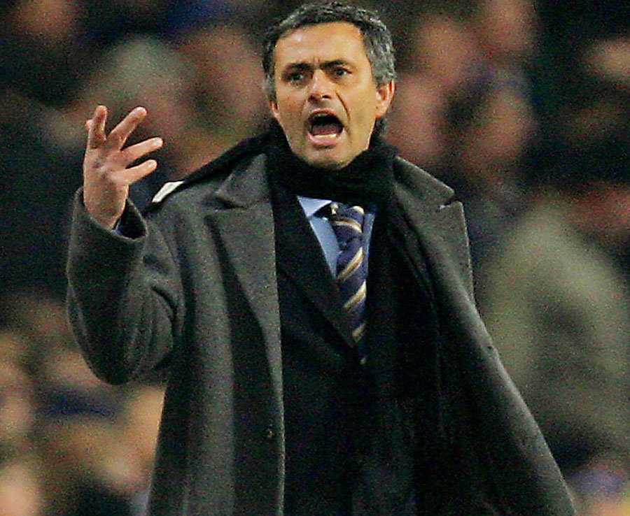 Với cá tính mạnh mẽ, Mourinho không ngại ngần đối chất với cầu thủ để làm ‘ra ngô ra khoai’. Wenger rất hiếm khi làm điều này. Ảnh: Daily Star