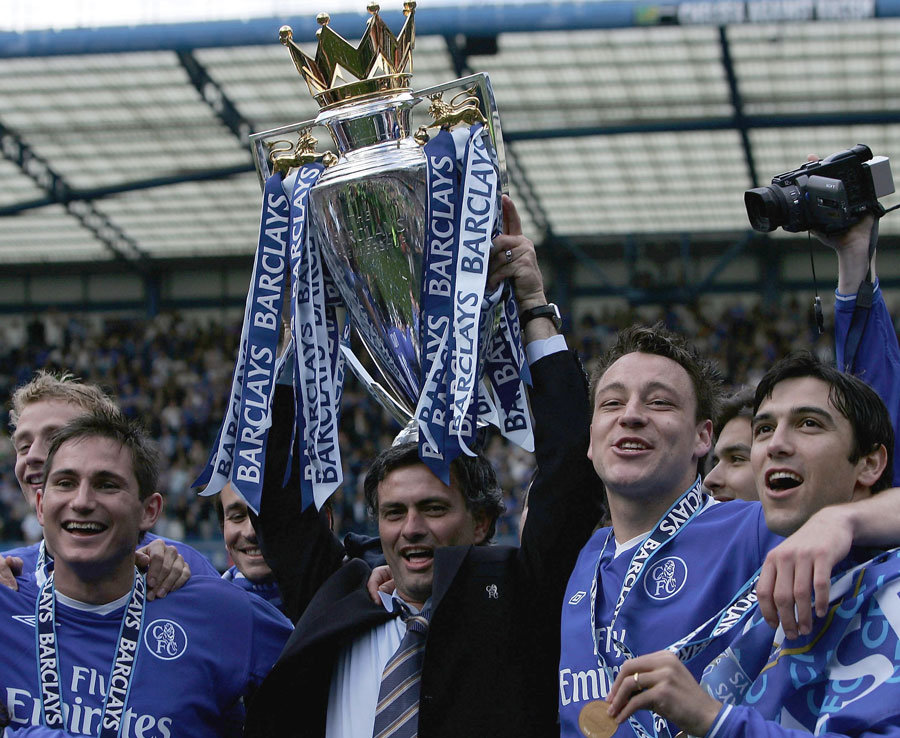 Mourinho đoạt Cúp từ tay Wenger, nhưng Wenger chưa từng làm điều ngược lại. Mourinho đến Anh trong lúc Wenger đang thăng hoa với thành tích bất khả chiến bại, sau mùa giải đầu tiên, Chelsea lên ngôi vô địch và Arsenal của Wenger không thể giành danh hiệu kể từ đó. Ảnh: Daily Star