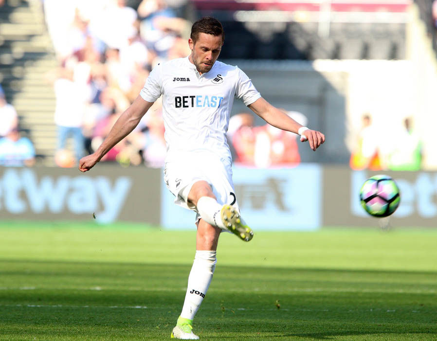 Swansea City - 18 bàn từ những tình huống cố định. Ảnh: Express.