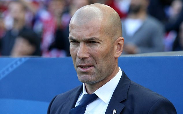 Zidane nhận phần thưởng xứng đáng từ Real. Ảnh: Daily Mail.