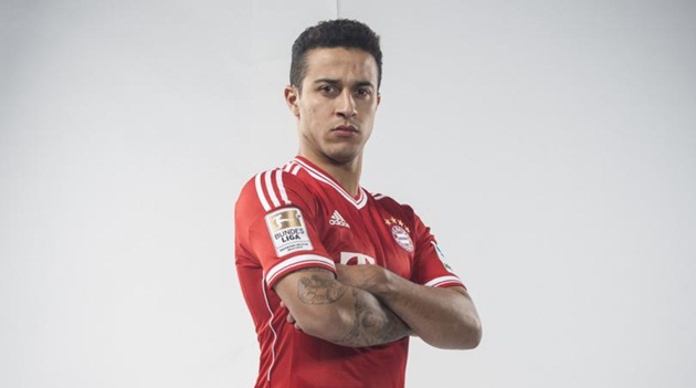 8. Thiago Alcantara (Bayern Munich) - Qua người 51 lần, thành công 70%.