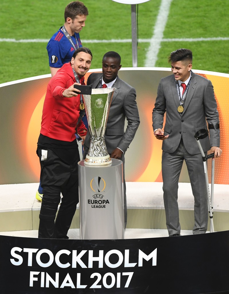 Tranh thủ chụp ảnh lưu niệm với chiếc Cúp Europa League lần đầu tiên trong lịch sử M.U.