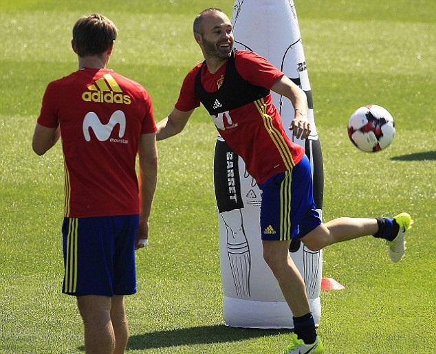 Thủ lĩnh của Barcelona tỏ ra rất thoải mái. Ảnh: Daily Mail.