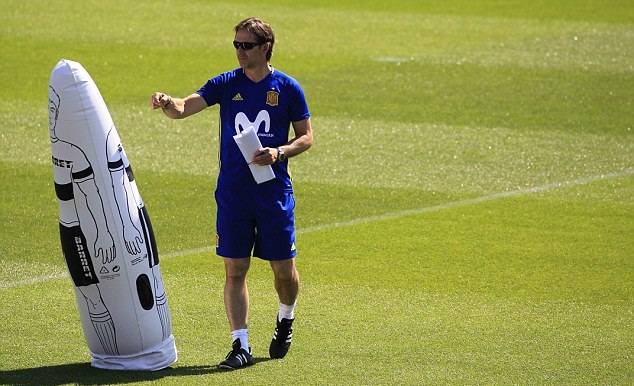 HLV Julen Lopetegui và các học trò tập luyện tại vùng ngoại ô Madrid. Ảnh: Daily Mail.