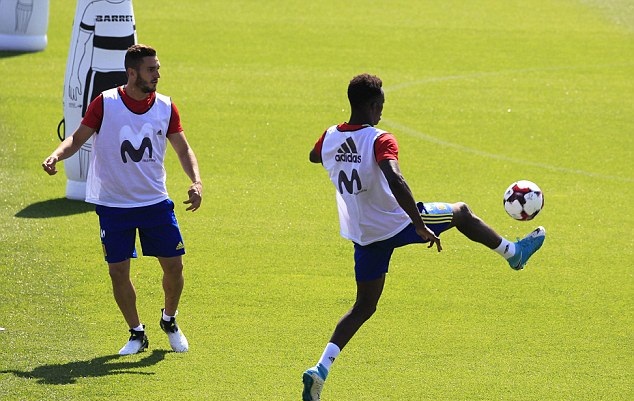 Một tình huống tập luyện của Koke và Inaki Williams. Ảnh: Daily Mail.