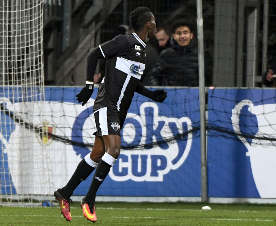 9. Henry Onyekuru (KAS Eupen) - 34.400 phiếu đồng ý. Ảnh: Daily Star.
