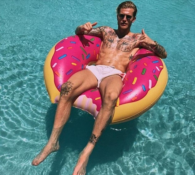 Thủ thành người Đức Loris Karius đang thoải mái tắm nắng tại Miami. Ảnh: Daily Mail.