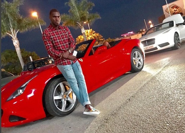 Christian Benteke khoe chiếc siêu xe Ferrari mới cóng mà mình tậu được cách đây vài ngày. Ảnh: Daily Mail.
