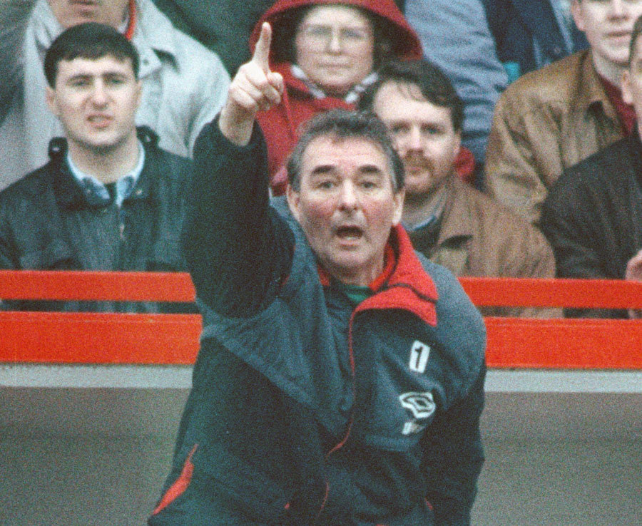 6. Brian Clough. Lôi cuốn, thẳng thắn, và hay tranh luận, Clough được xem một cách rộng rãi là một trong những huấn luyện viên vĩ đại nhất của thể thao Anh nói chung và làng bóng đá Anh nói riêng mà chưa từng dẫn dắt Đội tuyển bóng đá quốc gia Anh. Thành tích liên tiếp trong việc đoạt cúp C1 châu âu của ông với một câu lạc bộ tỉnh lẻ - Nottingham Forest F.C. - được xem là một trong những thành công lớn nhất trong lịch sử bóng đá. Ảnh: Daily Star.