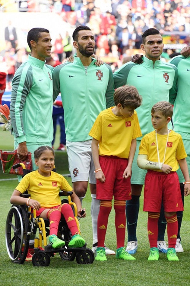 Chùm ảnh: Ronaldo và nụ hôn nhân hậu sưởi ấm trái tim cô bé khuyết tật - Bóng Đá