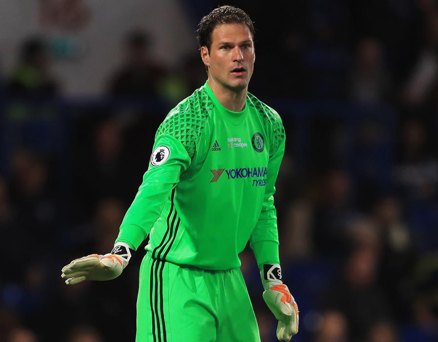 Thủ môn: Asmir Begovic - Phí chuyển nhượng: 8 triệu bảng từ Stoke City năm 2015. Ảnh: Express.