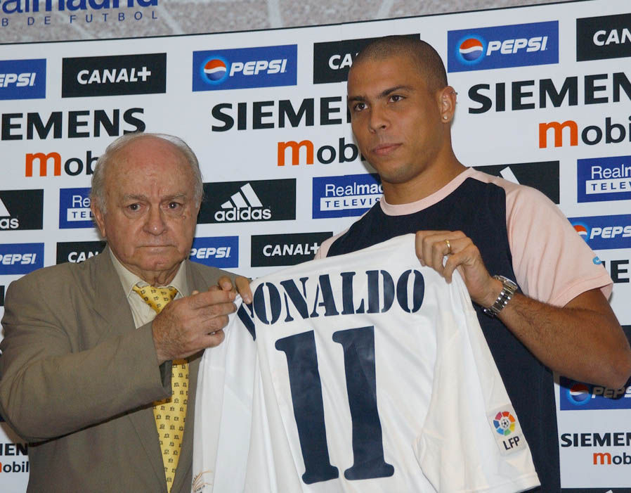 Tiền đạo: Ronaldo - Phí chuyển nhượng: 40 triệu bảng từ Inter Milan năm 2002. Ảnh: Express.