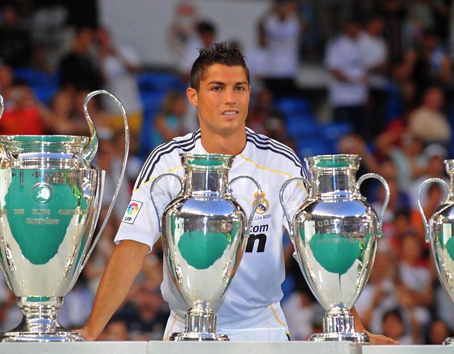 Tiền đạo: Cristiano Ronaldo - Phí chuyển nhượng: 80 triệu bảng từ Manchester United năm 2009. Ảnh: Express.