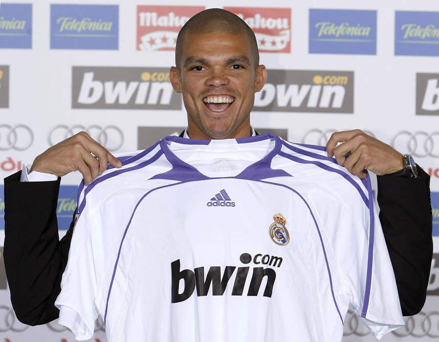 Hậu vệ: Pepe - Phí chuyển nhượng: 26,5 triệu bảng từ FC Porto năm 2007. Ảnh: Express.