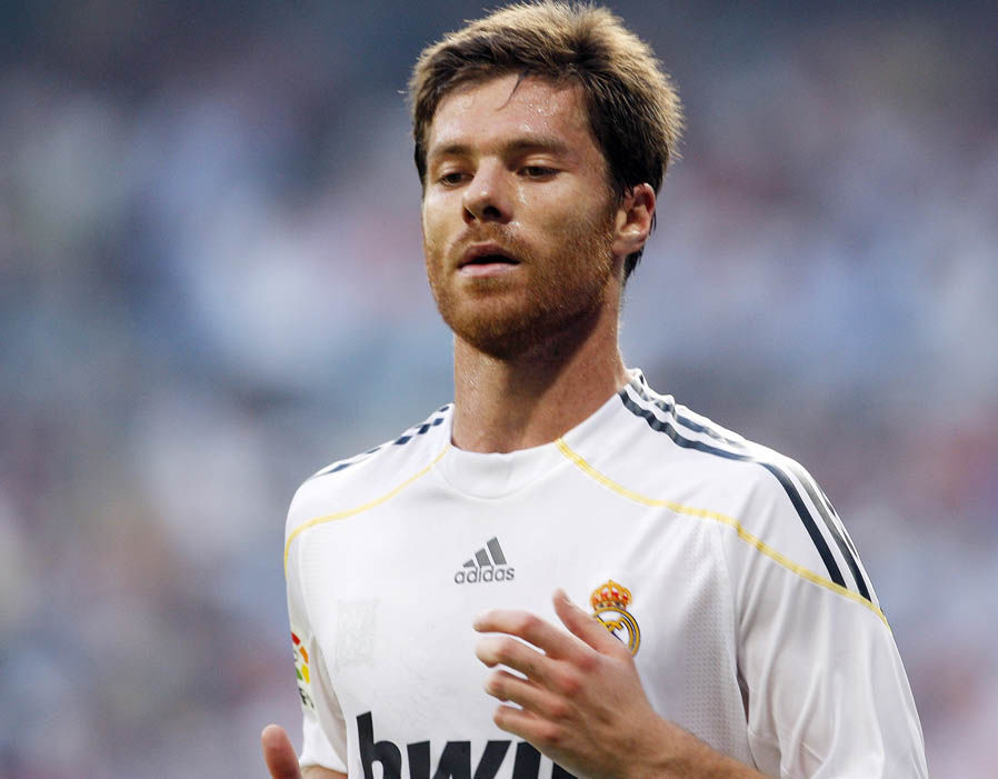 Tiền vệ trung tâm: Xabi Alonso - Phí chuyển nhượng: 30 triệu bảng từ Liverpool năm 2009. Ảnh: Express.
