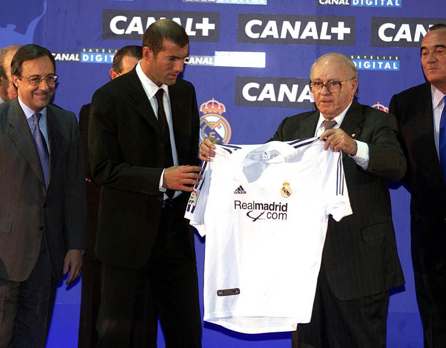 Tiền vệ trung tâm: Zinedine Zidane - Phí chuyển nhượng: 46,6 triệu bảng từ Juventus năm 2001. Ảnh: Express.