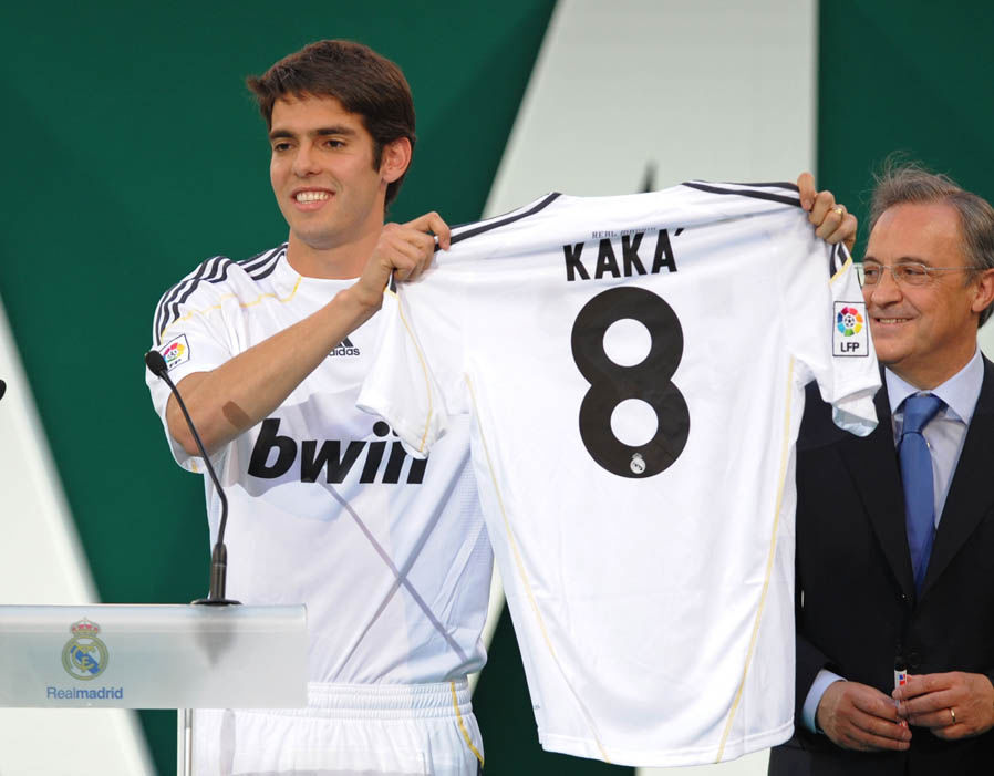 Tiền vệ công: Kaka - Phí chuyển nhượng: 56,1 triệu bảng từ AC Milan năm 2009. Ảnh: Express.
