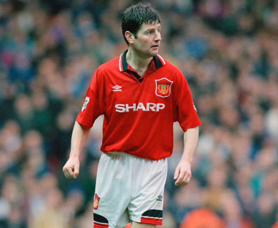 25. Denis Irwin - Tỷ lệ giữ sạch lưới: 37,5% - Ông là một trong những hậu vệ trái xuất sắc nhất của M.U trong kỷ nguyên Ngoại hạng Anh. Dù trước đó không được đánh giá cao, Irwin vẫn âm thầm đi lên nhờ chính tài năng của mình. Ông có nhãn quan và khả năng đọc tình huống rất tinh tế để tìm cơ hội ghi bàn. Một trong những bàn thắng hay nhất của ông chính là pha lốp bóng với khoảng cách hơn 30 mét vào lưới Coventry City. Ảnh: Daily Star.