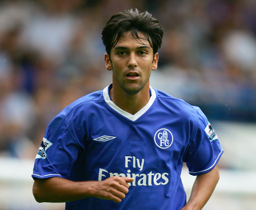 15. Paulo Ferreira - Tỷ lệ giữ sạch lưới: 39,7 % - Sau khi giành vinh quang cùng FC Porto, Jose Mourinho được Chelsea bổ nhiệm làm HLV và Ferreira là một trong những người ông mang sang Anh. Không thi đấu quá nổi bật nhưng Ferreira luôn tận tụy cống hiến cho The Blues. Không bao giờ người ta thấy anh phàn nàn về thời gian ra sân, cũng không bao giờ anh cho thấy mình thiếu quyết tâm trên sân cỏ. Năm 2013, anh chính thức giã từ sân cỏ và Chelsea cũng là đội bóng cuối cùng anh khoác áo. Ảnh: Daily Star.