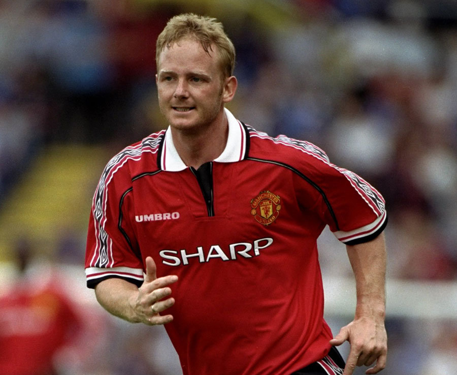 13. David May - Tỷ lệ giữ sạch lưới: 39,9 % - Cùng với Denis Irwin, May là trung vệ góp mặt trong đội hình Manchester United giành cú ăn ba năm 1999 với chức vô địch Ngoại hạng Anh, Cúp FA và Champions League. Tháng 3 vừa qua, cả hai cựu danh thủ này đã có mặt tại Việt Nam để giao lưu với NHM Quỷ đỏ và kể rất nhiều câu chuyện thú vị về đội bóng cũng như HLV Sir Alex Ferguson. Ảnh: Daily Star.