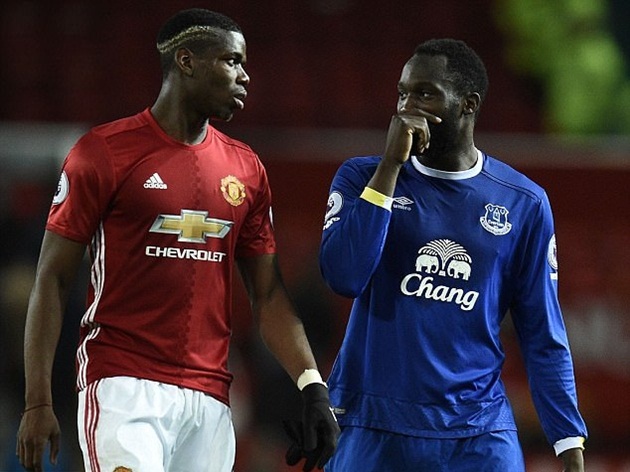 Dù là ngoài đời hay trên sân, cặp đôi này vẫn luôn nói chuyện vui vẻ với nhau.