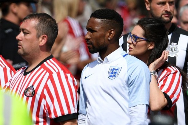 Jermain Defoe rơi nước mắt trong ngày tiễn đưa người bạn nhỏ Bradley Lowery - Bóng Đá