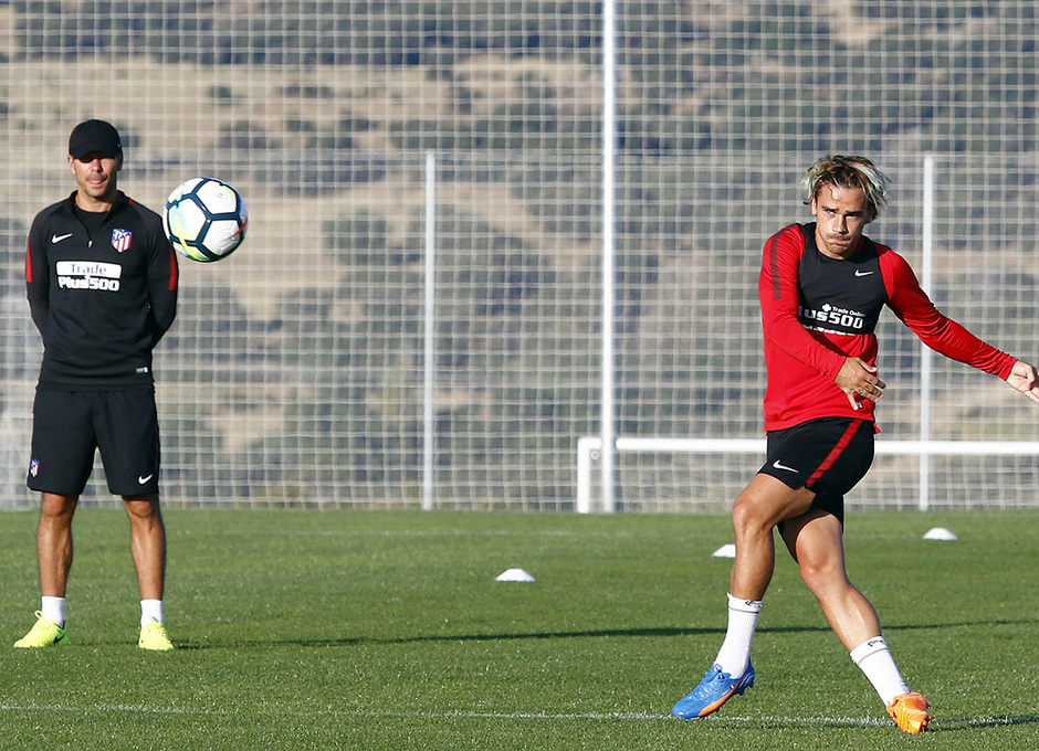 Antoine Griezmann trở lại hội quân với Atletico với kiểu tóc khá lạ. Ảnh: Alberto Molina.