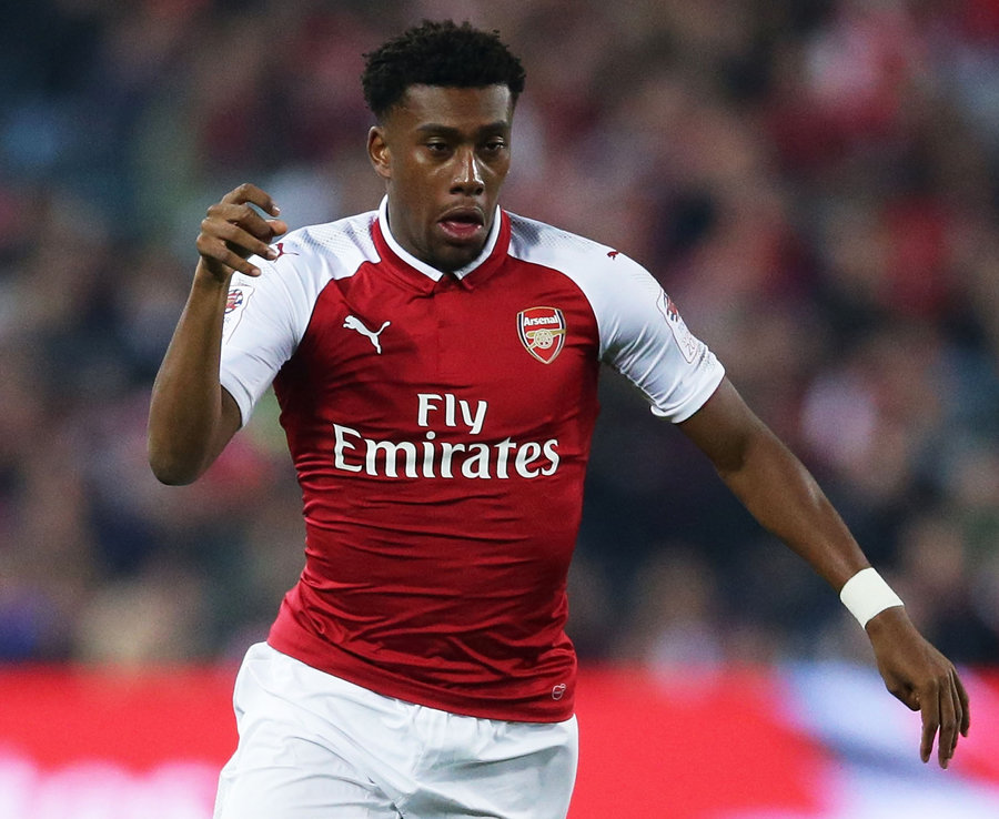 Alex Iwobi - Sau khi nổi lên như một tài năng sáng giá tại Emirates, cầu thủ trẻ người Nigeria lại thi đấu chùn hẳn trong mùa giải vừa rồi. Dĩ nhiên anh vẫn là sao trẻ sáng giá trong tay Wenger ở mùa tới, nhưng muốn vươn tầm trở thành trụ cột tại Arsenal, Iwobi phải nỗ lực tột bậc. Ảnh: Daily Star.