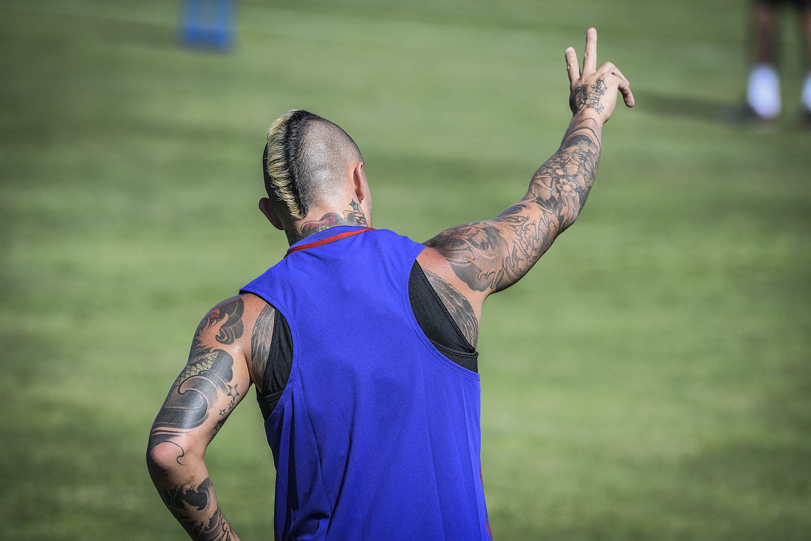 Radja Nainggolan khoe hình xăm cực chất trên sân. Ảnh: AS Roma.