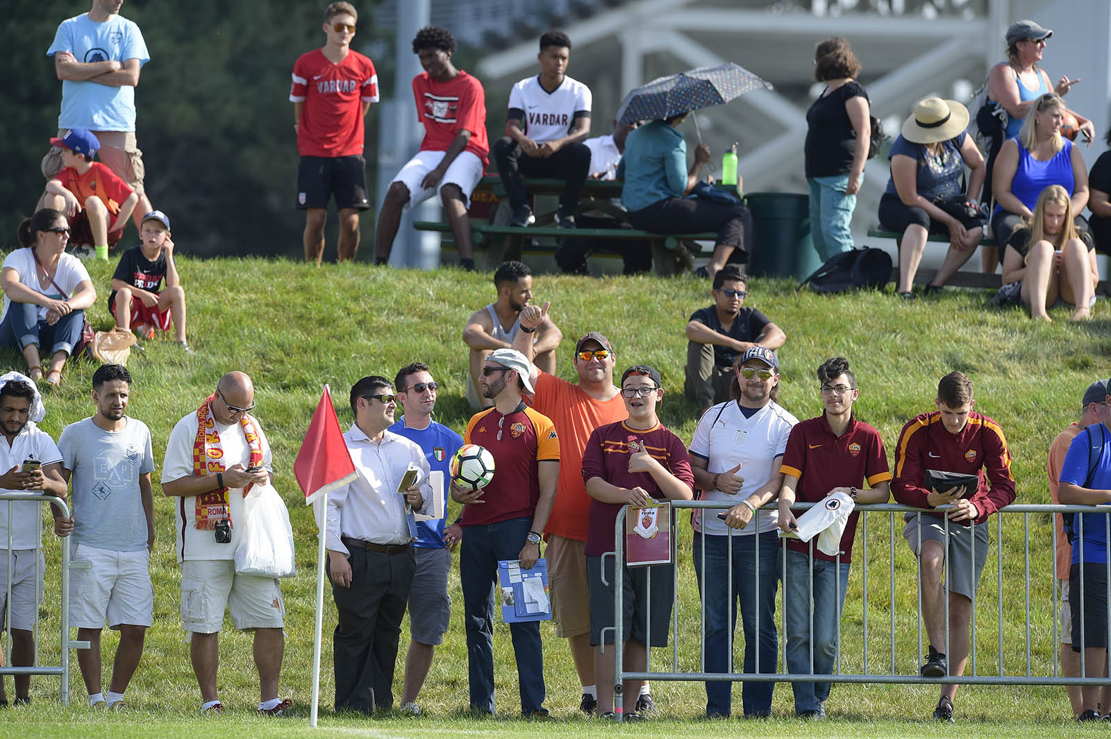 Rất đông NHM đã đứng bên ngoài theo dõi các ngôi sao thi đấu. Ảnh: AS Roma.