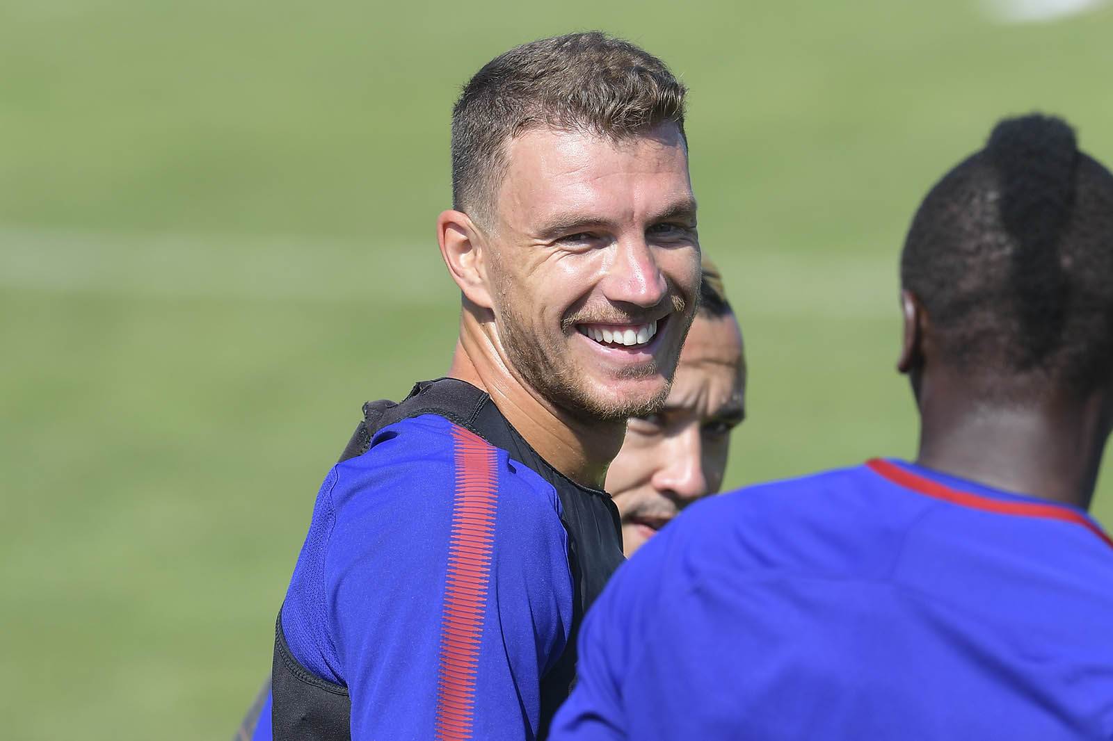 Tiền đạo Edin Dzeko cười sảng khoái trên sân tập. Ảnh: AS Roma.